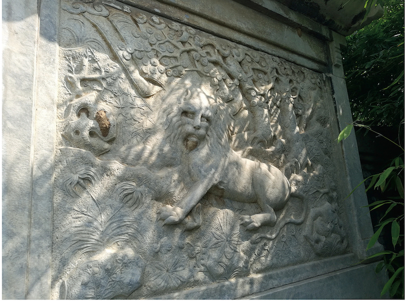 〔图十四〕 田义墓棂星门两侧狮子浮雕