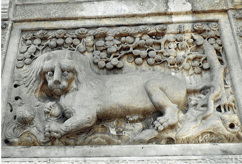 〔图十五〕 碧云寺石牌坊两侧狮子浮雕