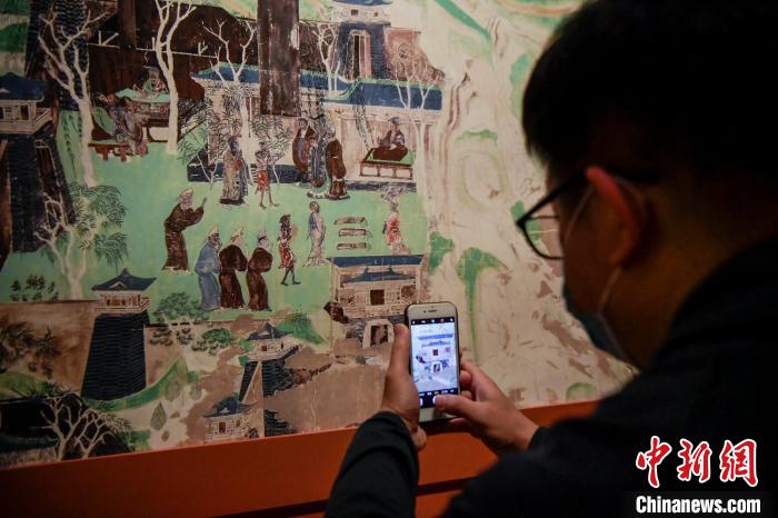 图为民众用手机拍摄展出的敦煌壁画复刻品。　骆云飞 摄