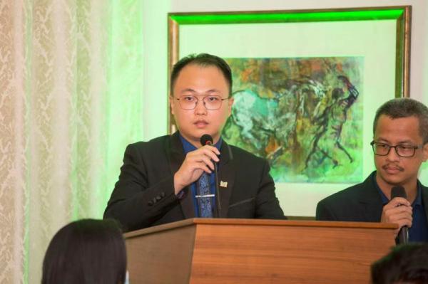 国会议员王传瑞(左)致辞