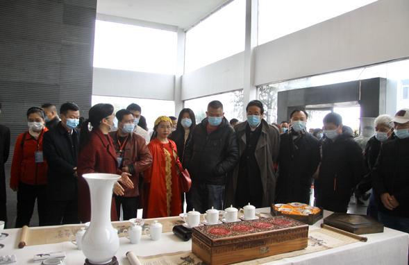 海外侨胞参观华联瓷业。