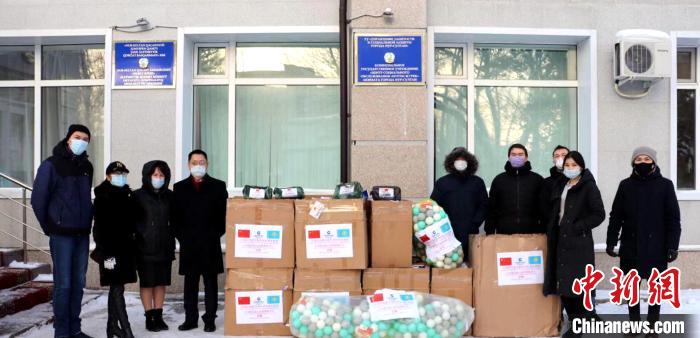 近日，中国驻哈萨克斯坦使馆与中国建设银行阿斯塔纳分行共同向哈福利机构捐赠物资。中国建设银行阿斯塔纳分行 供图