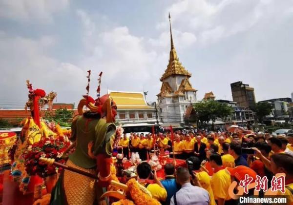 资料图：2019年，湄洲妈祖巡安曼谷，民众狂欢。高亚成 摄