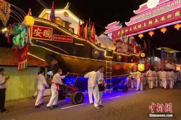 马来西亚华侨华人“送王船”仪式。马来西亚勇全殿供图
