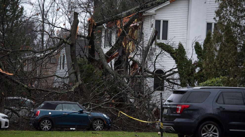 照片：一棵倒下的树击碎了两辆汽车，并损坏了新泽西州格伦罗克附近的一所房屋，2020年12月25日。