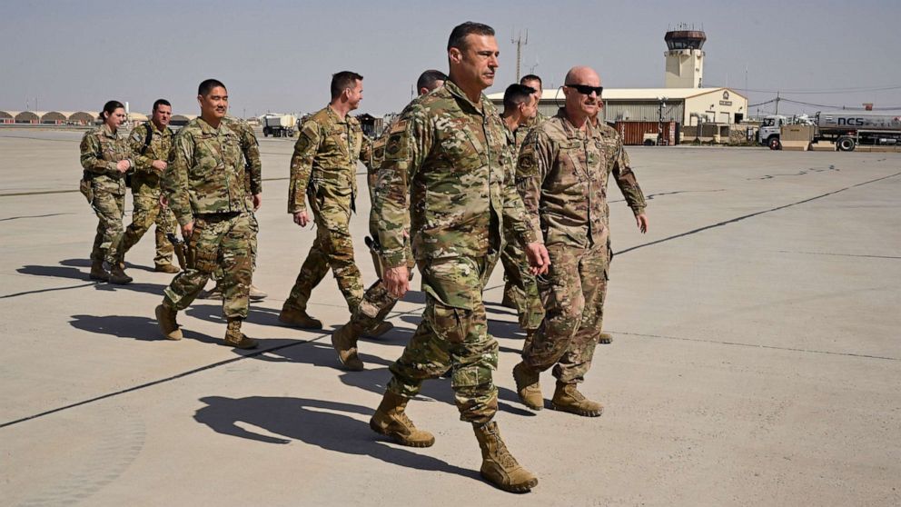 照片：美国空军中将约瑟夫·T·瓜斯泰拉中将，美国空军中央司令部司令和联合部队空中部队司令官将在2020年2月24日访问阿富汗坎大哈机场。 