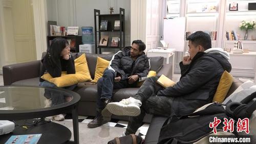 中国侨网沙浪（左二）与团队成员讨论短视频剧本。　杨予頔　摄