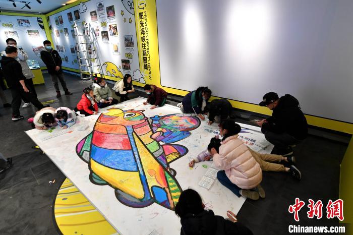 图为福州现场，小朋友在共同绘制“阳光海峡号”宇宙飞船。　吕明 摄