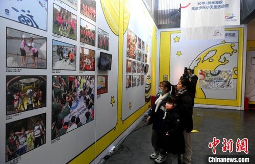 中国侨网图为小朋友参观展览。　吕明　摄