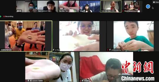 中国侨网来自马来西亚的40名华裔青少年通过“云端”跟着面艺师傅学习剪刀面、猫耳朵等山西面食的做法。杨毅德供图
