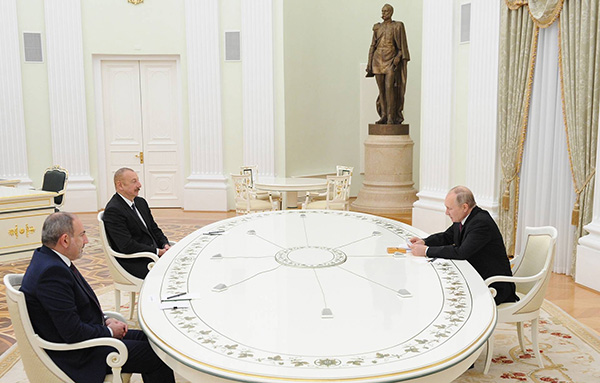 俄罗斯、阿塞拜疆和亚美尼亚三国领导人在克里姆林宫举行会晤。