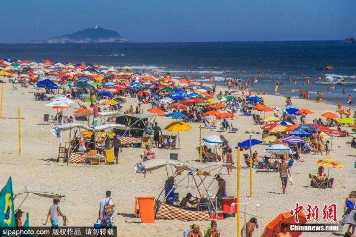 当地时间2021年1月6日，巴西里约热内卢海滩人头攒动，许多居民不顾疫情，出门享受海滩阳光。图片来源：SIPAPHOTO