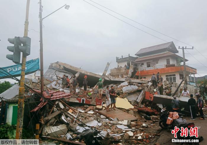 当地时间15日凌晨，印尼西苏拉威西省发生6.2级地震，至少造成3人死亡、24人受伤。