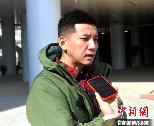 中国侨网图为许嘉毅接受采访。　吕明　摄