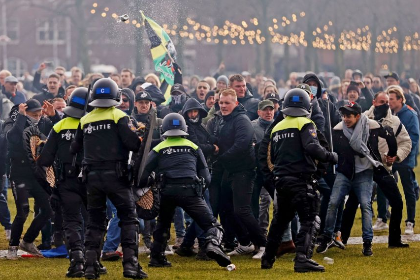 2021年1月17日，在阿姆斯特丹的博物馆广场，防暴警察与抗议者发生冲突。
