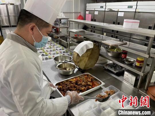 酒店为援助河北的湖南医务工作者增加辣味菜品 李茜 摄
