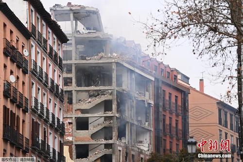 中国侨网当地时间1月20日，西班牙首都马德里市中心一建筑发生爆炸，事故造成3人死亡、另有11人受伤。其中，遇难者包括一名保加利亚男子。官员证实，爆炸是由气体泄漏引发。图为爆炸现场。