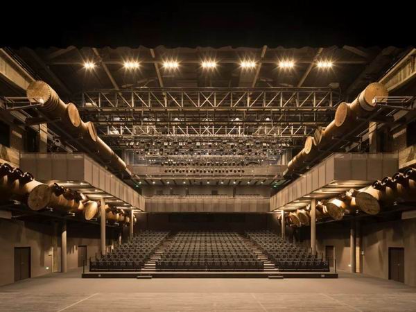 “船厂1862”内的剧场。 © Eiichi Kano