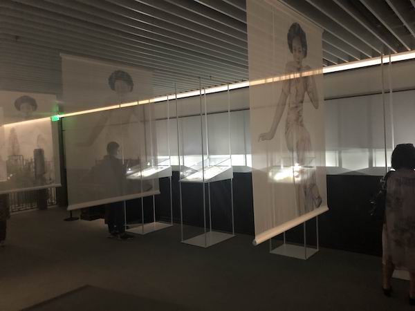 上海震旦博物馆的新展“民·潮:月份牌画稿与20世纪时尚潮流展”