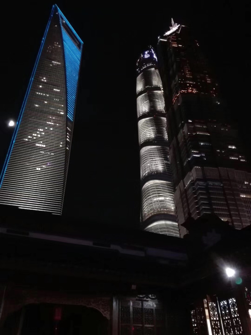 夜色中，从吴昌硕纪念馆内部（陈桂春老宅）仰望金茂大厦等三座陆家嘴的最高大厦