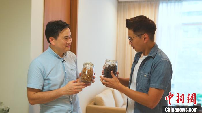中国侨网《不同凡飨》首集由庄文杰主持，邀来在马来西亚生活7年的厨师张凤龙，分享思乡菜。吉隆坡中国文化中心供图