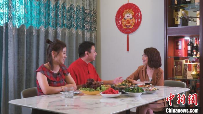 《不同凡飨》第二集由黄明慧主持，嘉宾是来自东北吉林的马来西亚中国餐饮业协会会长高浩云，体验东北吉林的新年盛宴。吉隆坡中国文化中心供图