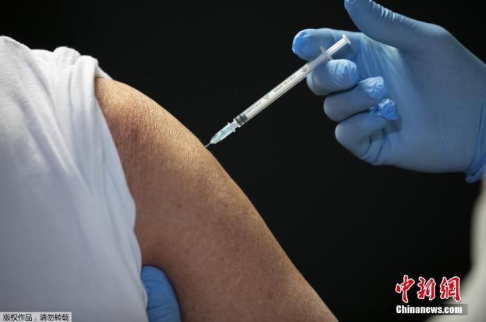 当地时间1月9月，法国戛纳，戛纳电影宫里的新冠疫苗接种中心开始启用。图为医护人员在电影宫里的新冠疫苗接种中心接种新冠疫苗。