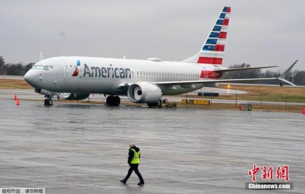 资料图：当地时间2020年12月2日，在经历了多月安全禁令后，美国波音公司737MAX飞机于2日在多家媒体记者的见证下在美国进行了首次载客复飞。此次飞行由美国航空公司(AA)执行。图为一架波音737MAX飞停靠在停机坪。