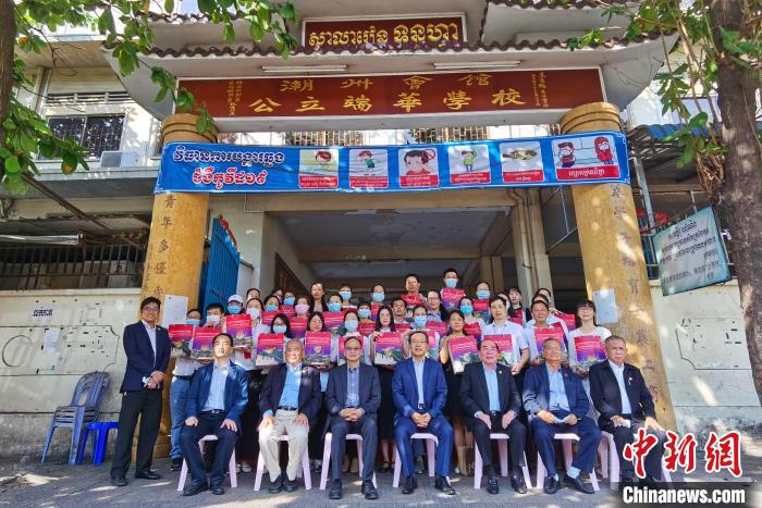 中国驻柬埔寨大使王文天27日前往金边端华学校，为援柬华文教师代表现场发放“春节包”，为他们送上祖国亲人的新春祝福和关怀。　欧阳开宇 摄