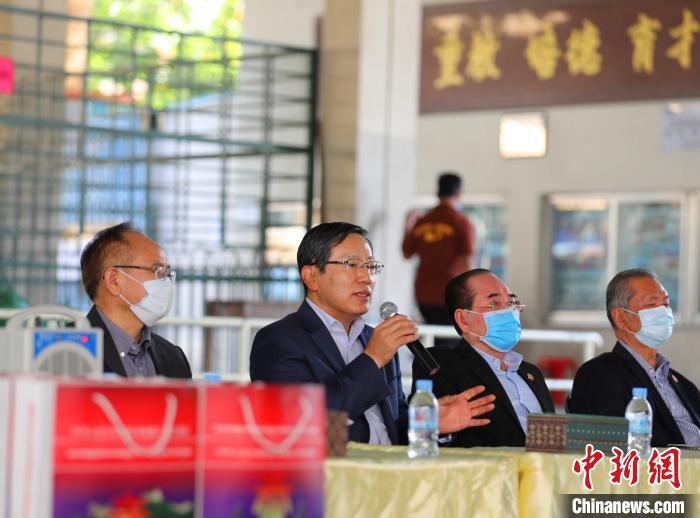 中国驻柬埔寨大使王文天27日前往金边端华学校，为援柬华文教师代表现场发放“春节包”，为他们送上祖国亲人的新春祝福和关怀。图为王文天大使讲话。　欧阳开宇 摄