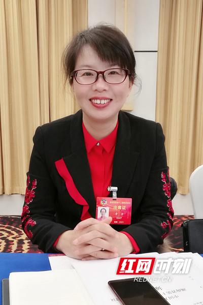 中国侨网湖南省政协委员、省侨联党组书记黄芳。