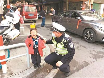 中国侨网民警在安抚女孩的情绪。
