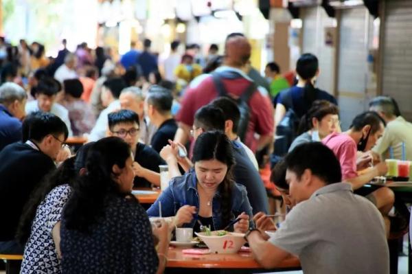 华人美食摊位。新加坡《联合早报》/龙国雄 摄
