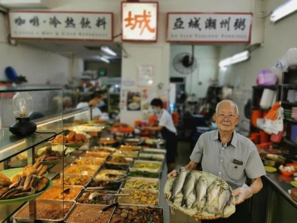 新加坡华人李发开粥店几十年，为当地人带来亲切的古早味。新加坡《联合早报》/陈爱薇 摄