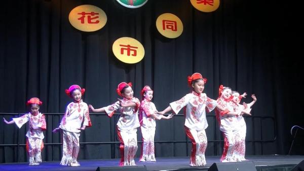 当地华人社团和艺术表演群体带来了各类喜庆欢乐的歌舞节目。