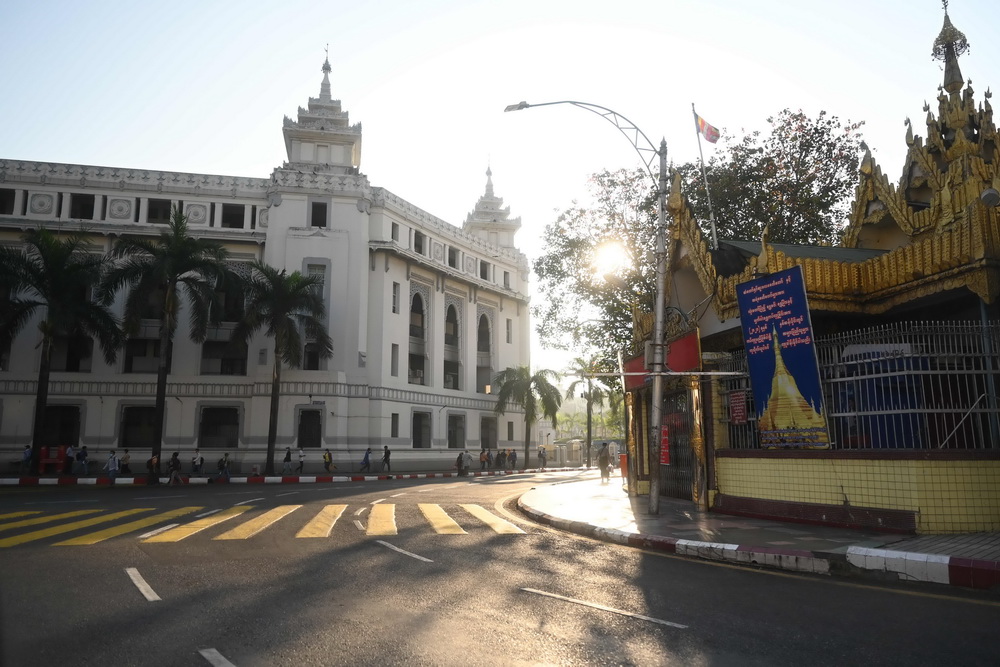 2月1日，缅甸仰光市政厅，街道上空空荡荡。 人民视觉 图