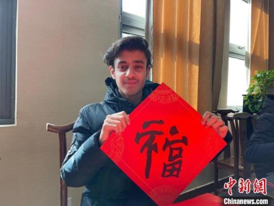牛年春节前夕，南京航空航天大学的20余名外国留学生提前体验了一把“中国年”。　徐珊珊 摄