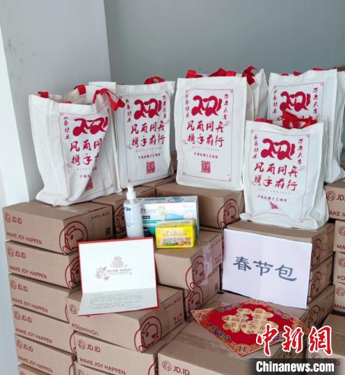 图为中国驻棉兰总领馆发放的“春节包”。中国驻棉兰总领馆 供图