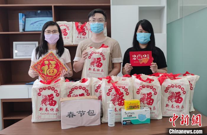 图为中国驻印尼大使馆发放的“春节包”。易衍 供图