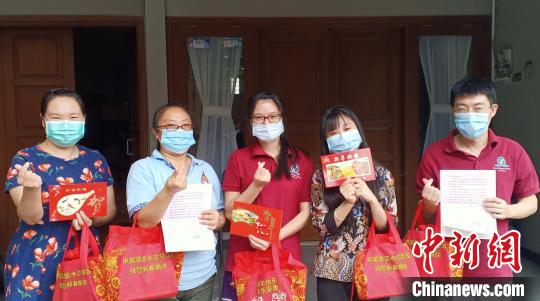 图为收到中国驻泗水总领馆送来“春节包”的印尼中爪哇省中国老师。陈正浩 供图
