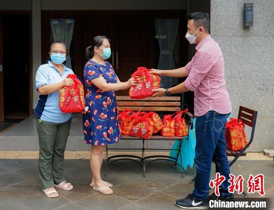 图为中国驻泗水总领馆委托专人为领区中国同胞送“春节包”。陈正浩 供图