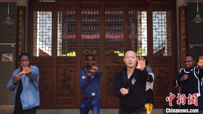 外国留学生学习中国功夫。广州市天河区民间文艺家协会 供图 　摄