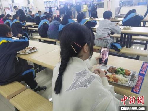 中国侨网图为学生通过视频向家乡亲人拜年。　刘鹏　摄