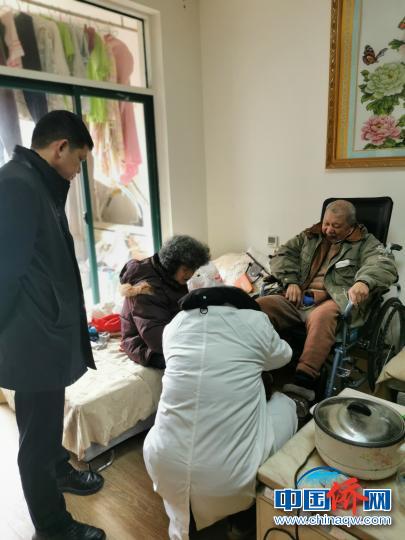 2月8日，社区医生为行动不便的归侨空巢老人王恭爱检查身体。　李六一 摄