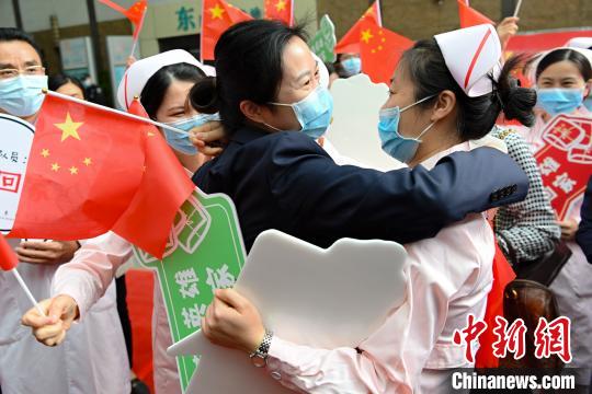 医疗队结束集中休整返回位于广州的医院 陈骥旻 摄