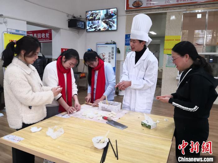 外国留学生学习包饺子。长沙民政职业技术学院供图