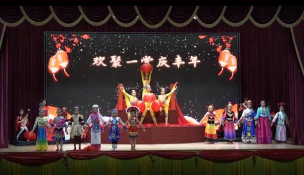 马来西亚古晋中华小学第六校舞蹈表演《欢聚一堂庆丰年》