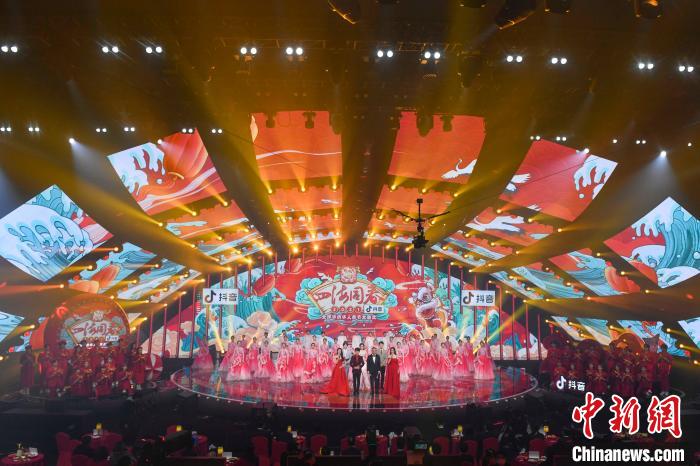 “文化中国·四海同春”2021全球华侨华人春节大联欢晚会将于2月12日晚播出。　杨华峰 摄
