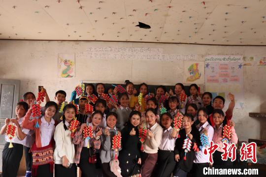 老挝学生展示春节手工作品。华侨大学华文学院供图