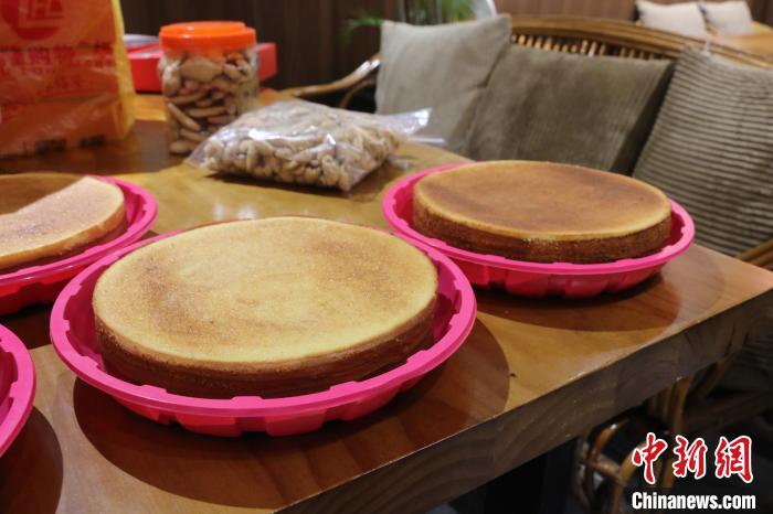 千层糕是印尼归侨家庭过年必备的糕点。　柯宁 摄